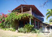 une maison fleurie sur la plage dans l'établissement Gran Bonanza Hotel, à Alegría