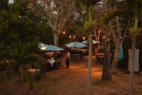 Un groupe de personnes assises à des tables sous des parasols dans l'établissement Gran Bonanza Hotel, à Alegría