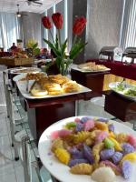 un buffet con varios platos de comida a la vista en Khách sạn San Hô Vũng Tàu (Coral Hotel), en Vung Tau