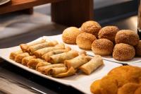 郑州Hampton by HiltonZhengzhou Xinzheng International Airport的桌上的糕点和甜甜圈托盘