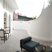 a living room with a chair and a table at Serenity Angkor in Phum Pobos