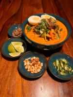 um conjunto de quatro pratos de comida sobre uma mesa de madeira em Surf and Sand em Aguada