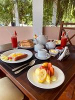 ヤーラにあるAqua Hotel Yalaの木製テーブル(朝食用の食材付)