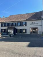 un bâtiment au coin d'une rue dans l'établissement Studios et Appartement meublé de tourisme, à Altkirch