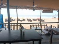 una vista della spiaggia da un ristorante con un tavolo di Nirvana Beach Cottages a Canacona