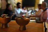 Ein paar Holzschalen standen auf einem Tisch. in der Unterkunft Hôtel OstOria Périgueux, BW Signature Collection in Marsac-sur-lʼIsle