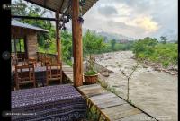 Muong Hoa Valley View Farmstay في سابا: شرفة منزل مطلة على نهر