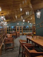 Restavracija oz. druge možnosti za prehrano v nastanitvi HimWanderer Camps & Cottages Pangot