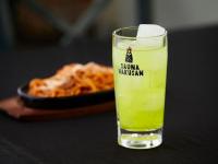 白山市千丈温泉 ペンシオーネセイモア サウナはくさん SENJO Onsen PENSIONE SEYMOUR Sauna Hakusan的一杯饮料放在一盘意大利面旁边。