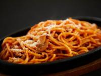 白山市千丈温泉 ペンシオーネセイモア サウナはくさん SENJO Onsen PENSIONE SEYMOUR Sauna Hakusan的一碗上面撒着奶酪的意大利面