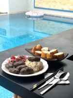 暹粒Last Summer Hostel Bar的池边桌子上的一盘食物