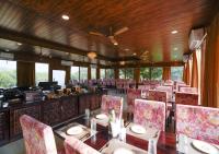 un comedor con mesa y sillas y un bar en Vasant Kunj Nature Resort, en Rāma