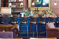 un bar con muchas botellas de alcohol en Hawthorn Extended Stay by Wyndham Rome, en Rome
