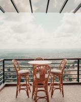een tafel en stoelen op een balkon met uitzicht bij Kitonga Garden Resort in Kangundo