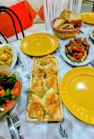 Una mesa con platos de comida sobre una mesa. en Sweet Home Aria, en Zhaban