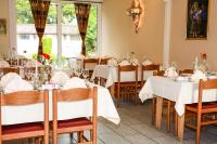 インターラーケンにあるThe River Villageの白いテーブルクロスがかかったテーブルのあるダイニングルーム