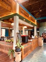 een restaurant met een keuken met houten kasten en een toonbank bij Living Ubud in Ubud