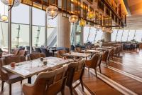 Un restaurant u otro lugar para comer en Swissôtel Corniche Park Towers Doha