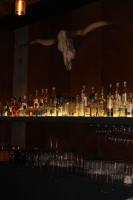 タパルパにあるHotel Puerta de Piedraのたくさんの酒瓶があるバー