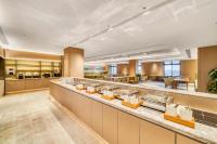 a restaurant with a buffet line in a cafeteria at Hanting Hotel Shanghai Fengxian Situan Baolong Plaza in Fengxian