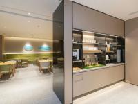 een restaurant met tafels en stoelen en een toonbank bij JI Hotel Beijing Xizhimen in Beijing