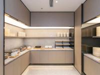 een keuken met een aanrecht met wat eten erop bij JI Hotel Beijing Xizhimen in Beijing