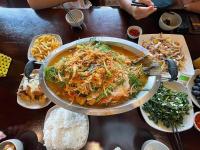 Un tazón grande de comida sobre una mesa con platos de comida. en San Signature - Suối Ngọc Retreat, en Tien Xuan