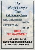 Un cartel con el horario de apertura del pub Shakespeareine Inn. en The Shakespeare Inn Coalport, en Coalport