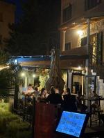 un grupo de personas sentadas en un restaurante por la noche en Hotel Villa Diana, en Split