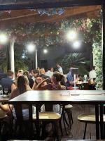 un grupo de personas sentadas en mesas en un restaurante en Hotel Villa Diana, en Split