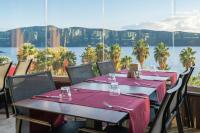 un tavolo con tovaglioli rossi sopra con vista sull'acqua di Bodrum Holiday Resort & Spa a Bodrum City