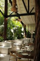 ein Restaurant mit Tischen und Stühlen und Bäumen in der Unterkunft Isla Clara Hotel in San Francisco