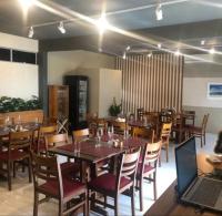 サンルイスにあるBoulevard Park Hotelのダイニングルーム(テーブル、椅子、ノートパソコン付)