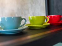 tres tazas y platillos sentados en una mesa en Ella Trail Luxury Villa, en Ella