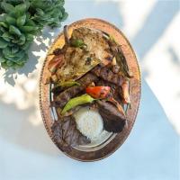 Un plato de comida con carne y arroz y un cactus. en madame roza, en Estambul