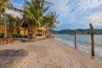 een huis op het strand met een kruis op het strand bij Tankini Beachfront Villa in Ban Khlong Son