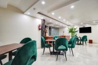 TV a/nebo společenská místnost v ubytování Hotel Royal Rosette Near New Delhi Railway Station - Connaught Place and VFS