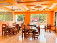 Un restaurante u otro lugar para comer en 3 WONDERS Tarkarli Hotel and Restaurent