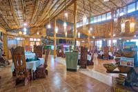 阿尔巴门奇Paradise Lodge ArbaMinch的建筑物内有桌椅的大房间