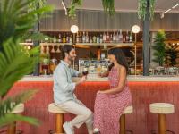 ラス・アル・ハイマにあるPullman Resort Al Marjan Islandの男女