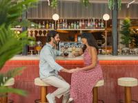 ラス・アル・ハイマにあるPullman Resort Al Marjan Islandの男女