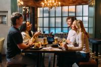 伦敦德里Holiday Inn Express - Derry - Londonderry by IHG的一群人围坐在餐厅的桌子旁