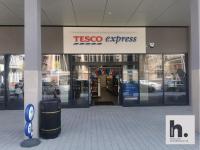 Et supermarked eller andre butikker i lejligheden eller i nærheden