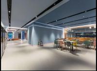 Un restaurante con mesas y sillas y una pared azul. en Hanting Hotel Shanghai Fudan University Memorial Road, en Shanghái