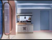 Una cocina con encimera y estufa en una habitación. en Hanting Hotel Shanghai Fudan University Memorial Road, en Shanghái