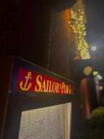 un cartello che dice "Sailers Pub" su un muro di Parkhotel Essen a Essen