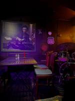 un palco con un grande schermo in una stanza di Parkhotel Essen a Essen