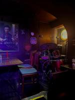 una stanza buia con una batteria e un palco di Parkhotel Essen a Essen