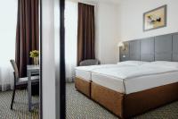 Postel nebo postele na pokoji v ubytování Central Hotel Prague