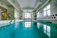 una piscina con agua azul en un edificio en Motel 6-Huntsville, ON, en Huntsville